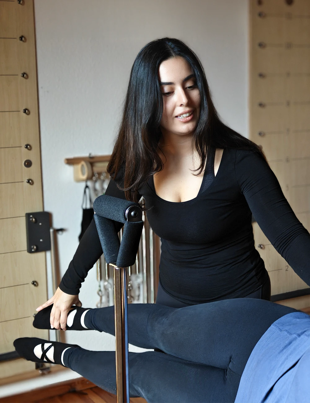 Foto: Trainerin Ghezal beim Pilatestraining